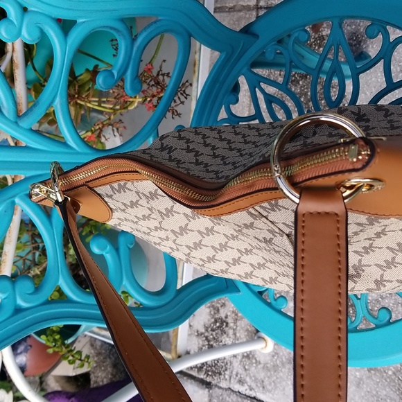 NWT Michael Kors Beige/Brown Signature Coated Canvas and Leather Jet Set Hobo - Picture 6 of 12